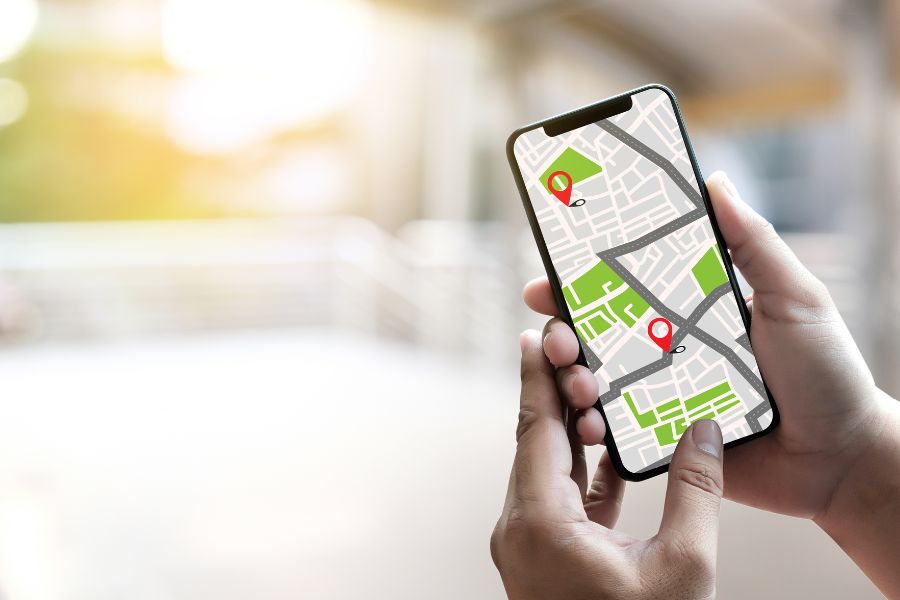 スマートフォンの地図を見る人